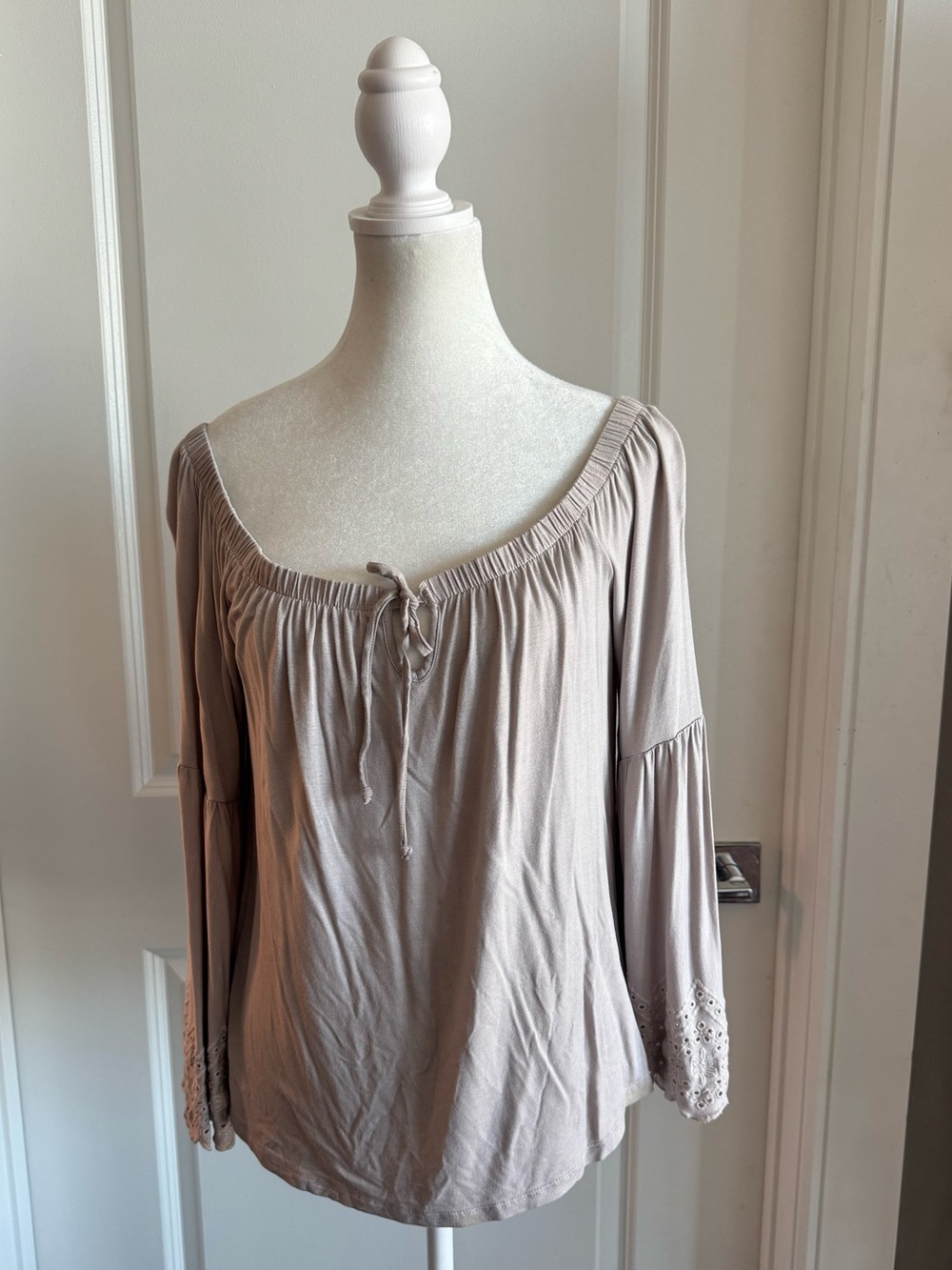 AE Soft & Sexy Off-shoulder Bell Sleeves Top with Key Hole Front Tie Size Large